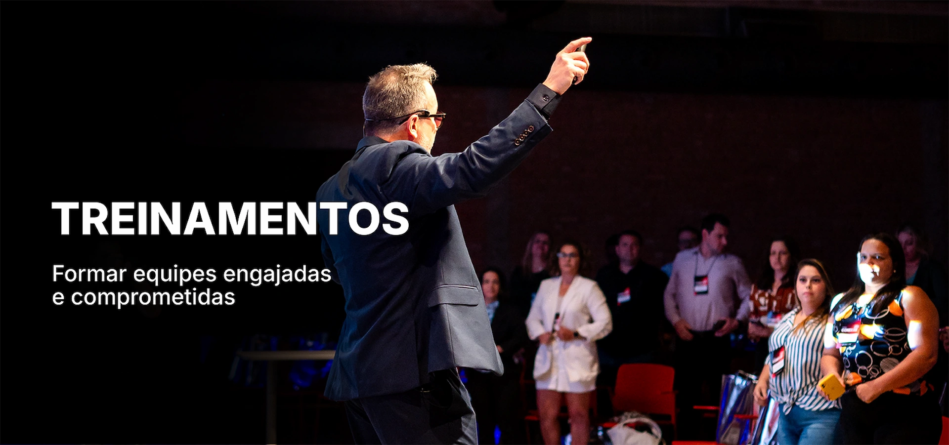 TREINAMENTOS: formar equipes engajadas e comprometidas.